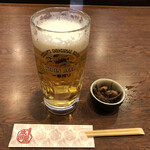Narita ya - 生ビール550円に突き出しのセンマイ煮付け。