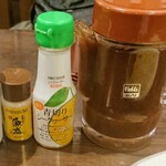 勝烈庵 - 右から特製ソース・カキフライ用にシークヮーサーと藻塩