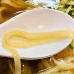 彩哲 - もちもちちゅるちゅる平麺。胃の調子が悪かったけど、難なく完食。