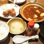Yayoi Ken - 四川麻婆豆腐とから揚げの定食 890円 ♪