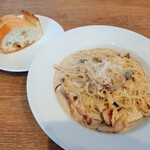 KIMAGURE ITALI庵 黒猫 - ポルチーニ茸たっぷりキノコのクリームソースパスタ、温められた香ばしいバゲット