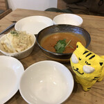 アビタイユモン - ポテサラ＆カレー各300円（税込）　※言わずとも、取り分け用の小皿付き