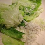 和食・酒 えん - レタスと釜揚げしらすのサラダ（食べかけ）