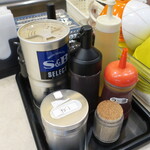 ゑびな軒 - 配膳口付近の調味料