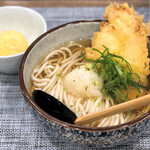 麺屋 坂本01 - 鶏天うどん（温）550円、玉天150円