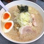 ハッスルラーメン ホンマ - ハッスルラーメン（背脂増し、麺：かた目） + 煮卵