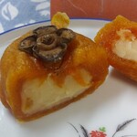 Shunka shunsaikyo rakudou - あんぽ柿の中に、さっぱりとした柚子（ゆず）あんを詰めています。