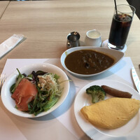 ベルテンポ - 朝食ビュッフェ２７００円（総額）。生野菜、もやし、スモークサーモン、チーズオムレツ、ブロッコリー温、ソーセージ、カレー、アイスコーヒー。チーズオムレツの焼き加減がとても良かったです（╹◡╹）