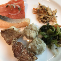 ベルテンポ - 朝食ビュッフェ２７００円（総額）。唐揚げ、赤魚の西京焼き、鮭塩焼き、スモークサーモン、もやしナムル、お浸し、しゅうまい。ぜーんぶ美味しい〜（╹◡╹）