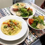 Bizu Kafe - クラムチャウダースープスパゲティとセットのサラダ / エビ マカロニグラタン
                      
