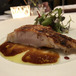 朗 長谷川稔Lab - 金目鯛の鱗焼き。シェリービネガーとハイビスカスのソースがこれまた化物