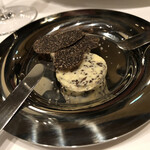 朗 長谷川稔Lab - トリュフのかかったトリュフバターで食べる幸せよ