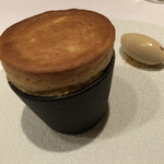 朗 長谷川稔Lab - りんごのスフレ。ふわふわに焼き上げられた生地の中にリンゴのコンポート。笑うしかない。