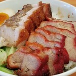金陵 - チャーシューと皮付焼豚の2色丼
