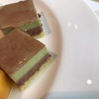 ベルテンポ - 朝食ビュッフェ２７００円（総額）。ピスターシュショコラムース断面。ピスターシュ、ショコラ、カラメル？、スポンジの４層がマッチして、とても美味しかったです（╹◡╹）