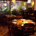Oriental table AMA - 木の温もりと間接照明でゆっくりと落ち着く店内