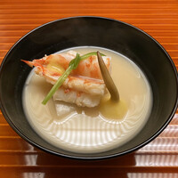 木山 - お正月らしいおめでたい白味噌の椀物。なかには京都の正月を彩る車海老、クワイ、海老芋、結びセリ。この白味噌仕立てが大好きなんです。♫