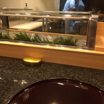 鮨　かおる - 到着直後のカウンター席からの風景　ご店主は奥で支度中