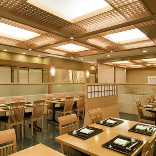 The restaurant has a high-quality woodgrain atmosphere and has private rooms with tatami seating.