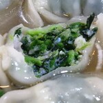 上海ワンタン王 - ナズナ入り大ワンタン断面(食べかけ御免)
