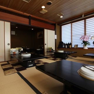 座敷（10～最大32名様）
真ん中の襖を繋げると最大32名様のご宴会が可能です！