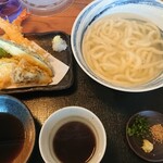 UDON TUBAKI - 天釜850円。天ぷらのボリュームにビビる(笑)