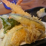 UDON TUBAKI - 野菜５と海老２だっけかな。どれもおいしい。