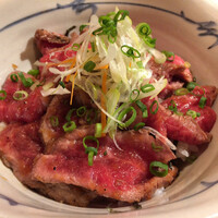 牛刺しと焼肉 仔虎 クリスロード店 - ローストビーフ丼