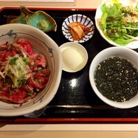 牛刺しと焼肉 仔虎 クリスロード店 - ランチのローストビーフ丼膳