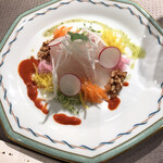横浜ロイヤルパークホテル - 鯛のお刺身中華風 杞子の実ソース 青山椒オイル風味