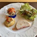 プロヴァンスの日曜日 - シェフおすすめランチコース(\1,900)　プロヴァンス・スタイルのサラダ前菜