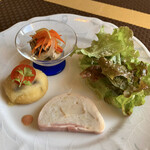 プロヴァンスの日曜日 - シェフおすすめランチコース(\1,900)　プロヴァンス・スタイルのサラダ前菜（里芋と帆立のテリーヌ）