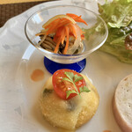 プロヴァンスの日曜日 - シェフおすすめランチコース(\1,900)　プロヴァンス・スタイルのサラダ前菜（オリーブとクリームチーズのクロケット、牡蠣のエスカベッシュ）