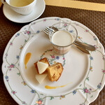 プロヴァンスの日曜日 - シェフおすすめランチコース(\1,900)　パティシエ特製、季節のデザート（りんごとクリームチーズのケーキ、紅茶のミルクプリン、洋なし）