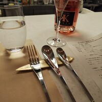フランス料理 タンモア - セッティング。水は何も言わなくとも無料の水を注いでくれました。