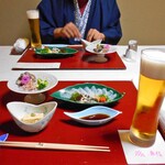 魚信旅館 - 夕食（はじめに並んだ料理）＆ 生ビール