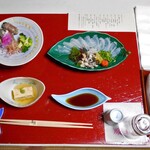 魚信旅館 - 夕食（はじめに並んだ料理）