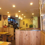 次男坊 - 木の温もりが漂う。