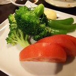 金町製麺 - ブロッコリーとトマト