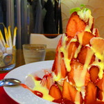 カフェ＆ダイナー バニービーチ - 【2020年１月15日】苺ピラミッドショートケーキパフェ。