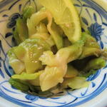 酒蔵 力 - お通しはザーサイ（レモンは黒ホッピーのジョッキに入っていたもの）