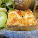 酒蔵 力 - 煮込みの豆腐も焼豚足のタレで