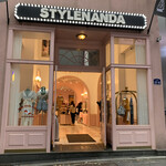 핑크풀카페 - 入口
            奥のエレベーターで5階へ！
            2019/9  by みぃこのごはん日記