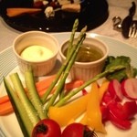 Bar Vintage with Restaurant - 手前:野菜スティック盛合せ・奥:チーズ盛合せ
