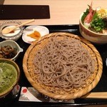 桂苑 - ミニ海鮮丼と蕎麦のセット 900円