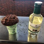スタンド葵 - いわしバーグとコンビニで購入した白ワイン