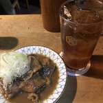 岸田屋 - ウーロン茶４００円、牛にこみ５５０円。※どちらも税込み。煮込みは、数種類の部位が入っていて、複雑な味わいです（╹◡╹）
            とても美味しくいただきました（╹◡╹）