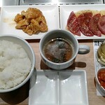 焼肉均一食堂 39 - タン塩390円、ホルモン390円、ライスセット200円(全て税別)