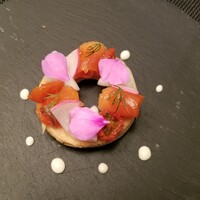 DADA - 72時間熟成マリネした八幡平サーモンと小さな野菜のパリブレスト