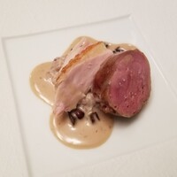 DADA - 花巻産 石黒農場 ホロホロ鳥と薮川香茸のフリカッセ 濃厚なジュでアセゾネした岩手雑穀と銀河のしずくのサラダ
